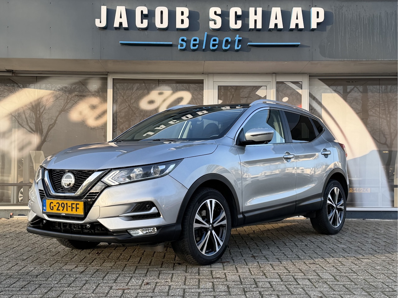 Nissan Qashqai - 1.3 DIG-T N-Connecta / Camera / Parkeersensoren / Trekhaak 1.300KG / Panoramadak / Carplay - AutoWereld.nl
