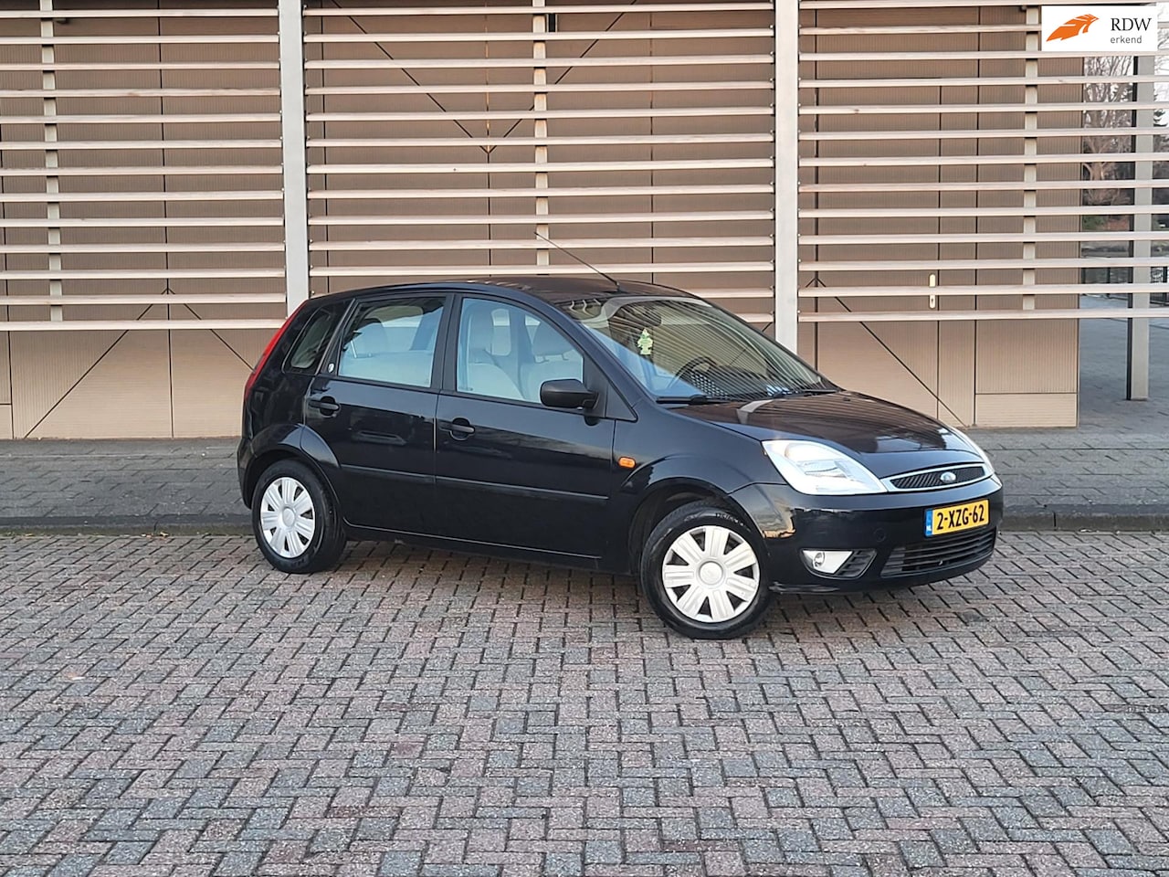 Ford Fiesta - 1.6-16V Futura / Automaat / Airco / 5 deurs - AutoWereld.nl