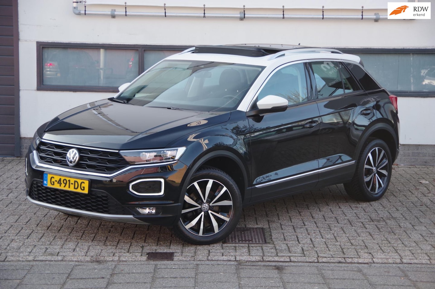 Volkswagen T-Roc - 1.5 TSI Sport /Dealer onderhouden/ Pano/ Navi/ ACC/ - AutoWereld.nl