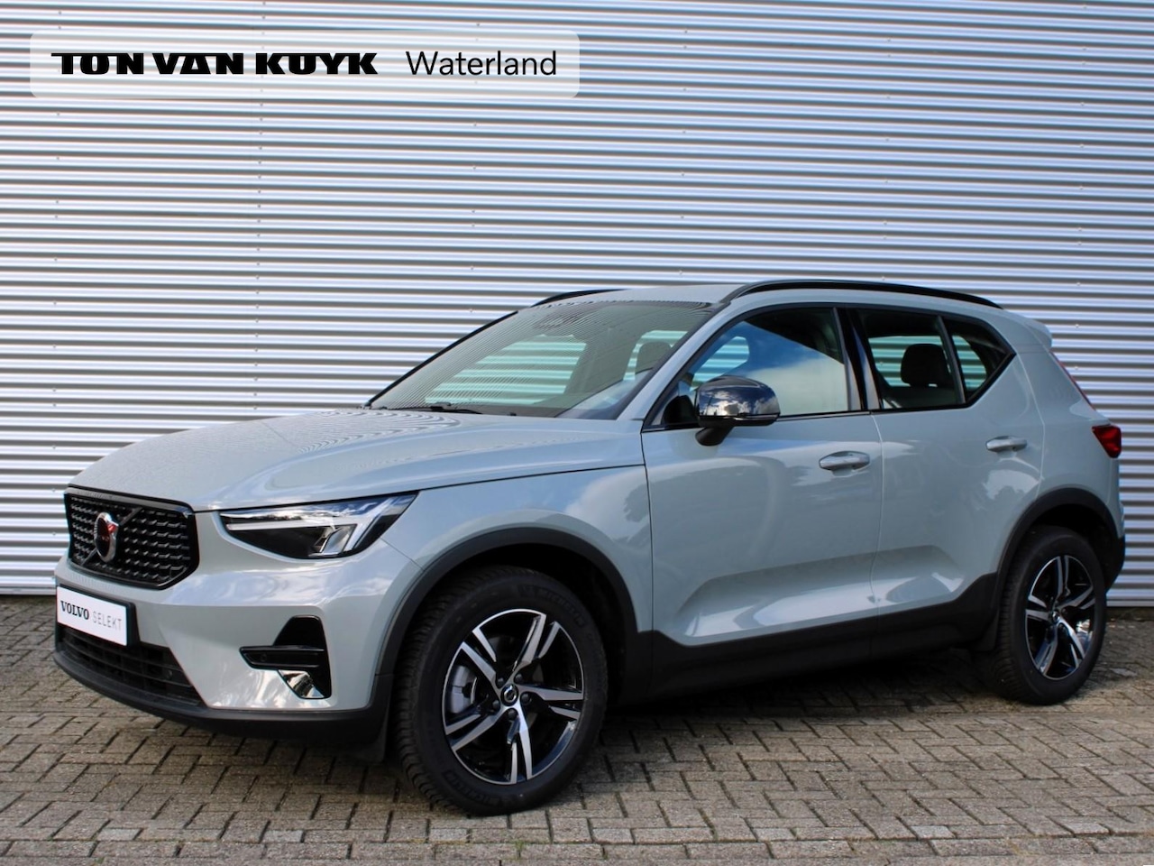 Volvo XC40 - 2.0 B4 Plus Dark Automaat / Harman Kardon audio / Trekhaak / Elektr. bed. stoelen / Verwar - AutoWereld.nl
