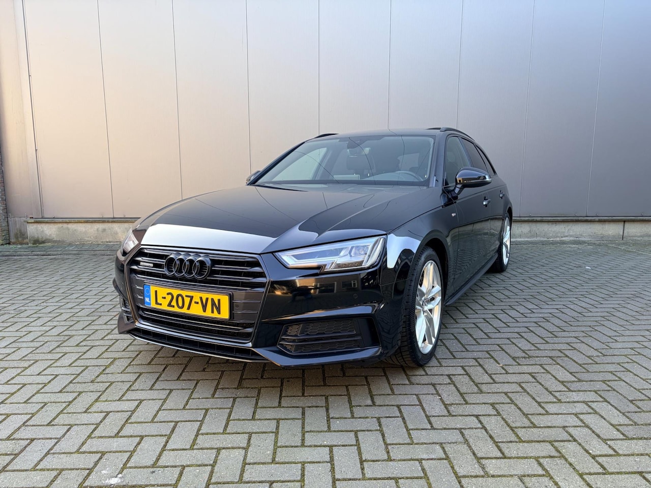 Audi A4 Avant - 2.0 TDI quattro Sport S line black edition 2.0 TDI quattro Sport S line black edition - AutoWereld.nl