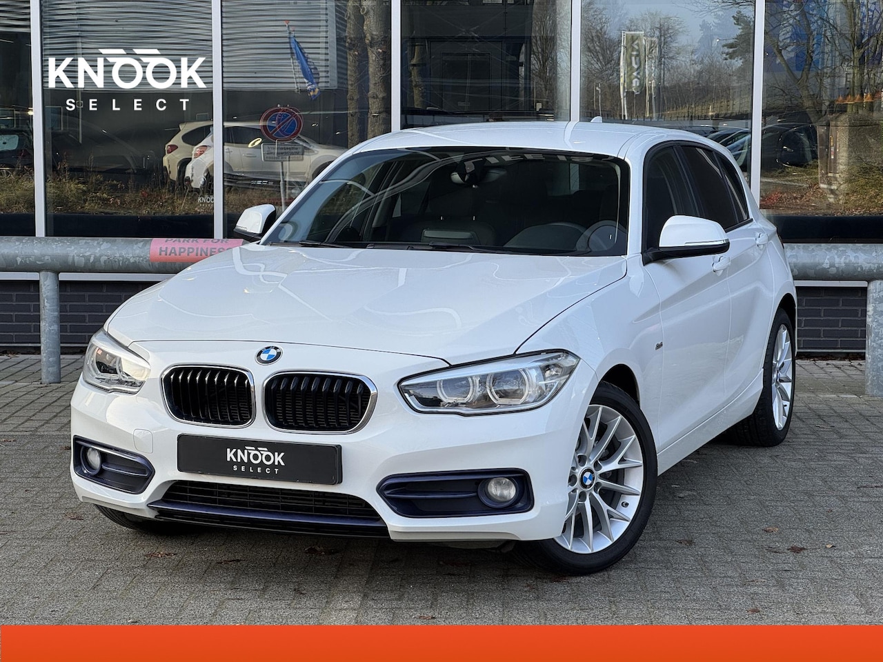 BMW 1-serie - 118i Executive Sport Line 5 deurs / Trekhaak / Sportstoelen / LED / Climate Control / Nav - AutoWereld.nl