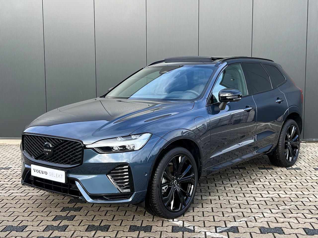 Volvo XC60 - T6 Plug-in hybrid AWD Plus Black Edition | Direct Beschikbaar | Panoramadak | 360 Camera | - AutoWereld.nl