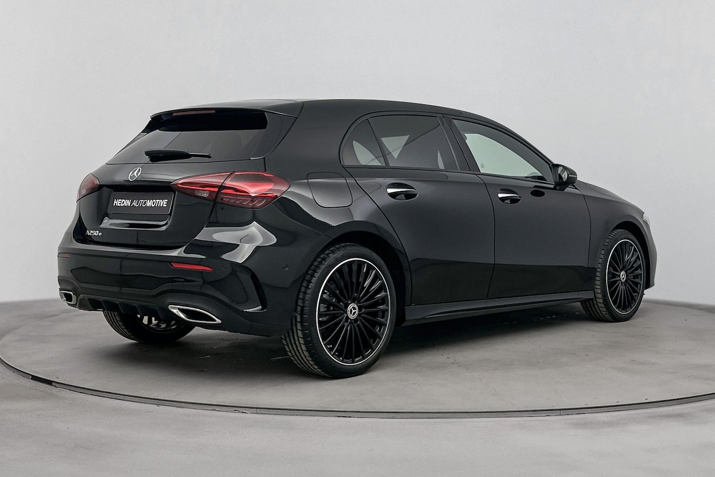 Mercedes-Benz A-klasse - A 250e Automaat Business Solution AMG | Nightpakket | 19'' Lichtmetalen Wielen - AutoWereld.nl