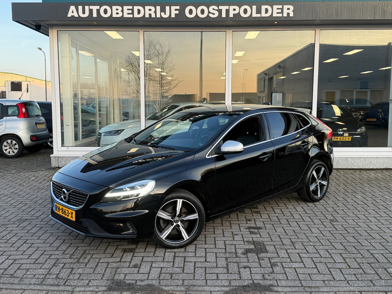 Volvo V40 - 2.0 T4 Business Sport R-Design 190 PK - AutoWereld.nl