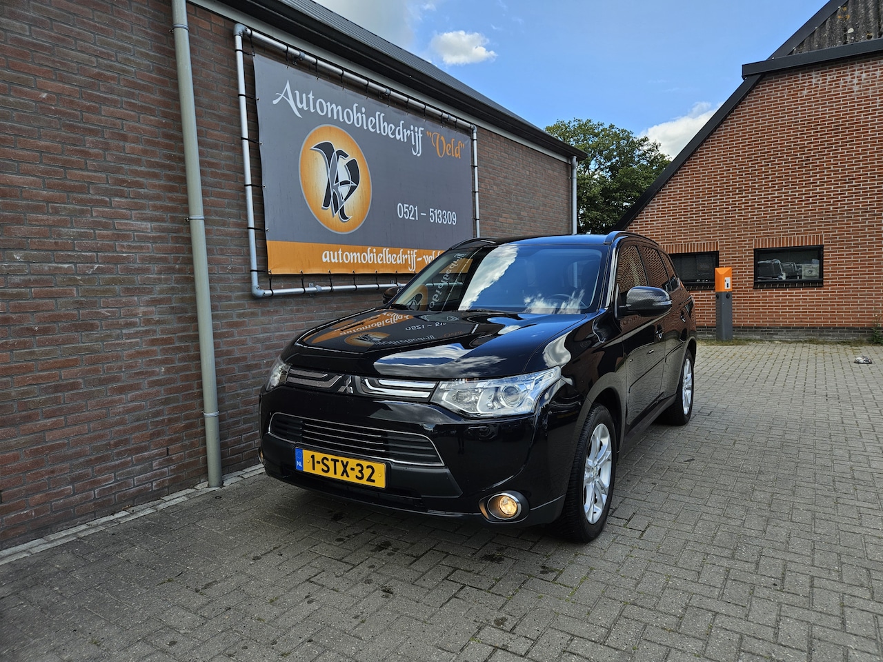 Mitsubishi Outlander - 2.0 Intense 2.0 Intense+ (tik in de motor) - AutoWereld.nl