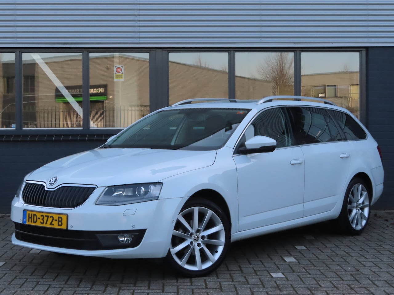 Skoda Octavia Combi - 1.6 TDI Greentech Style Businessline | pano dak | DAB | stoelverwarming | trekhaak - AutoWereld.nl