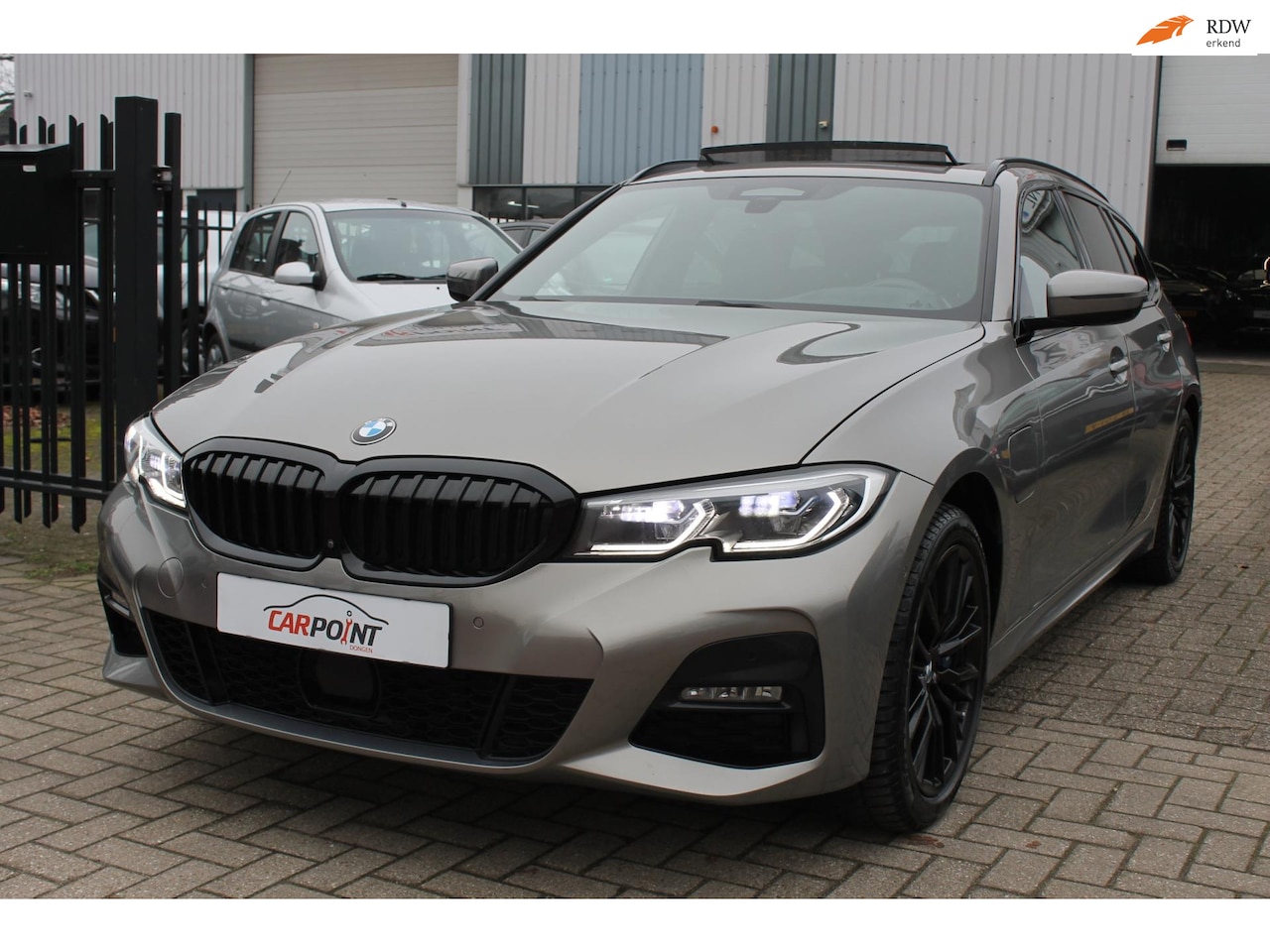 BMW 3-serie Touring - 330e X Drive M Individual Pano Laser Drive Assist VOL!! - AutoWereld.nl