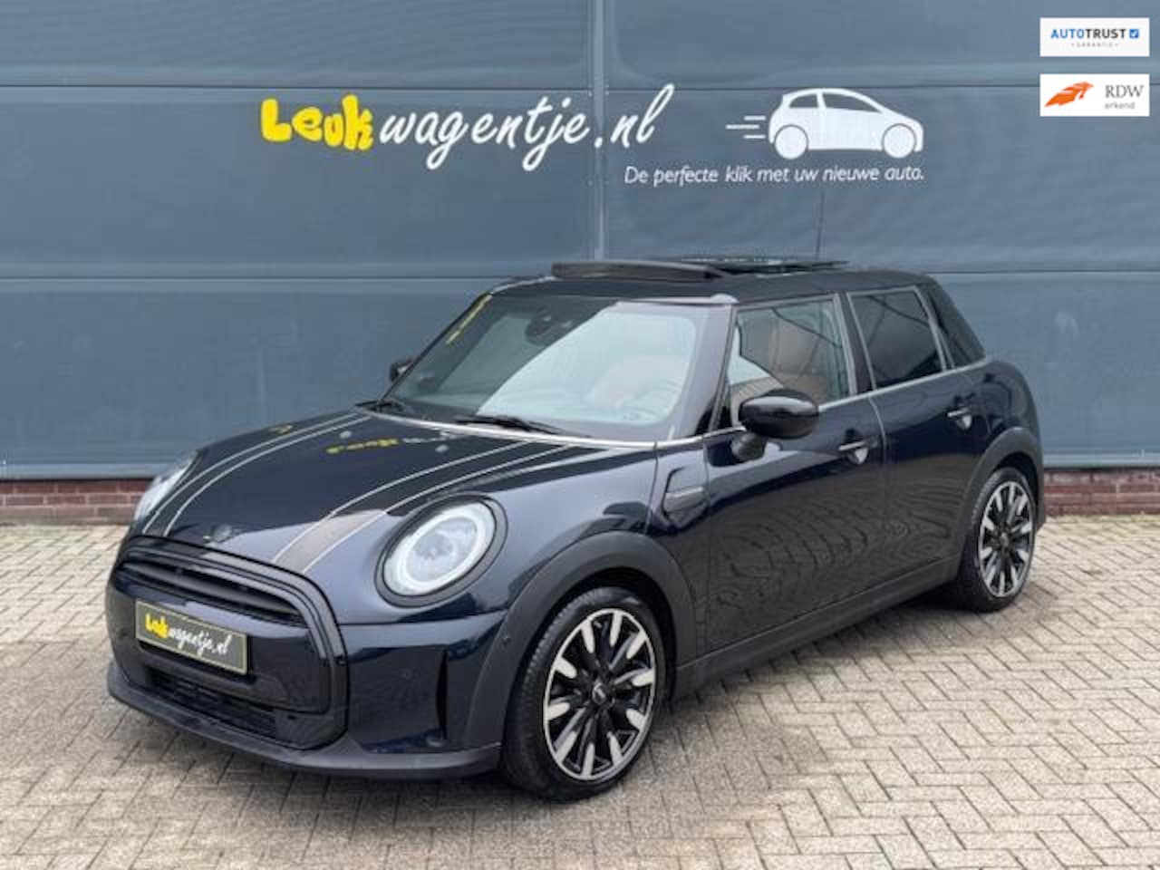 MINI Cooper - Mini 1.5 Classic Aut. 5-drs *leer *pano *carplay - AutoWereld.nl
