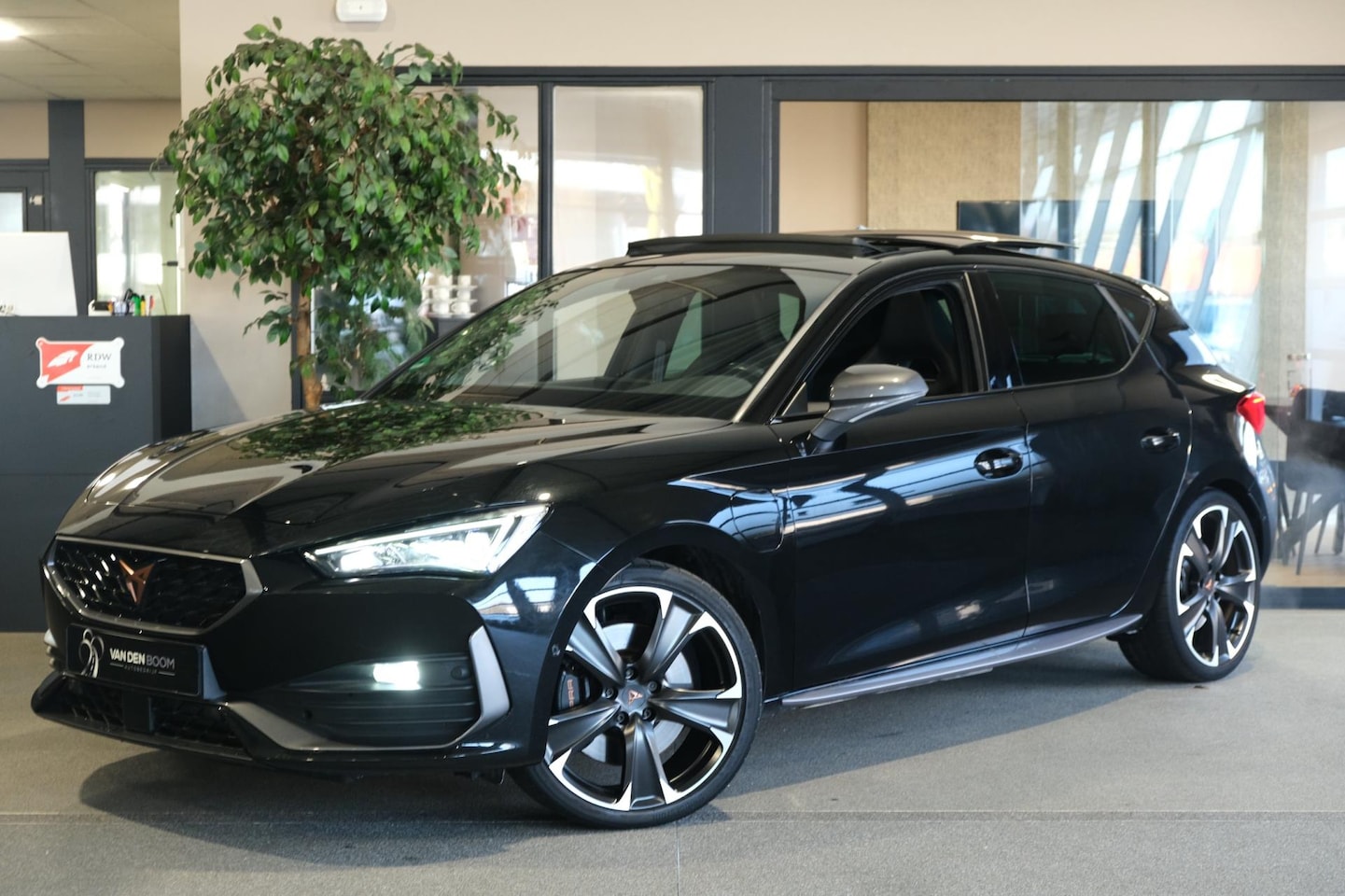 CUPRA Leon - 1.4 e-Hybrid VZ Black 245PK Pano Led Cam Navi ACC Virtual - AutoWereld.nl
