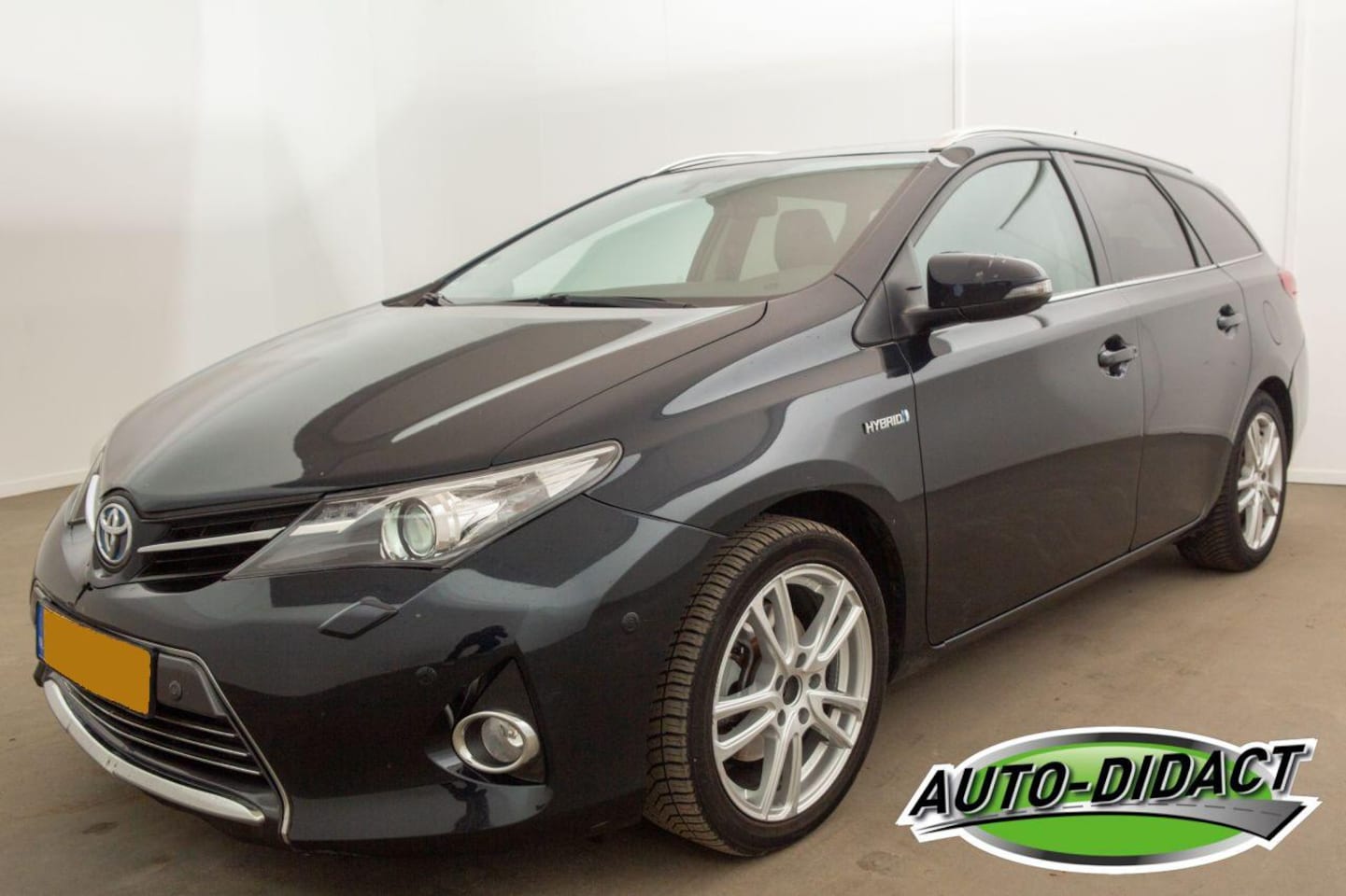 Toyota Auris Touring Sports - 1.8 Hybrid Clima Navi Camera Pano Executive - AutoWereld.nl