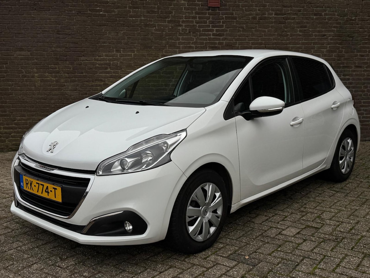 Peugeot 208 - 1.2 PureTech Blue Lion Groot Navi Carplay Parkeersens. Cruise Contr. - AutoWereld.nl