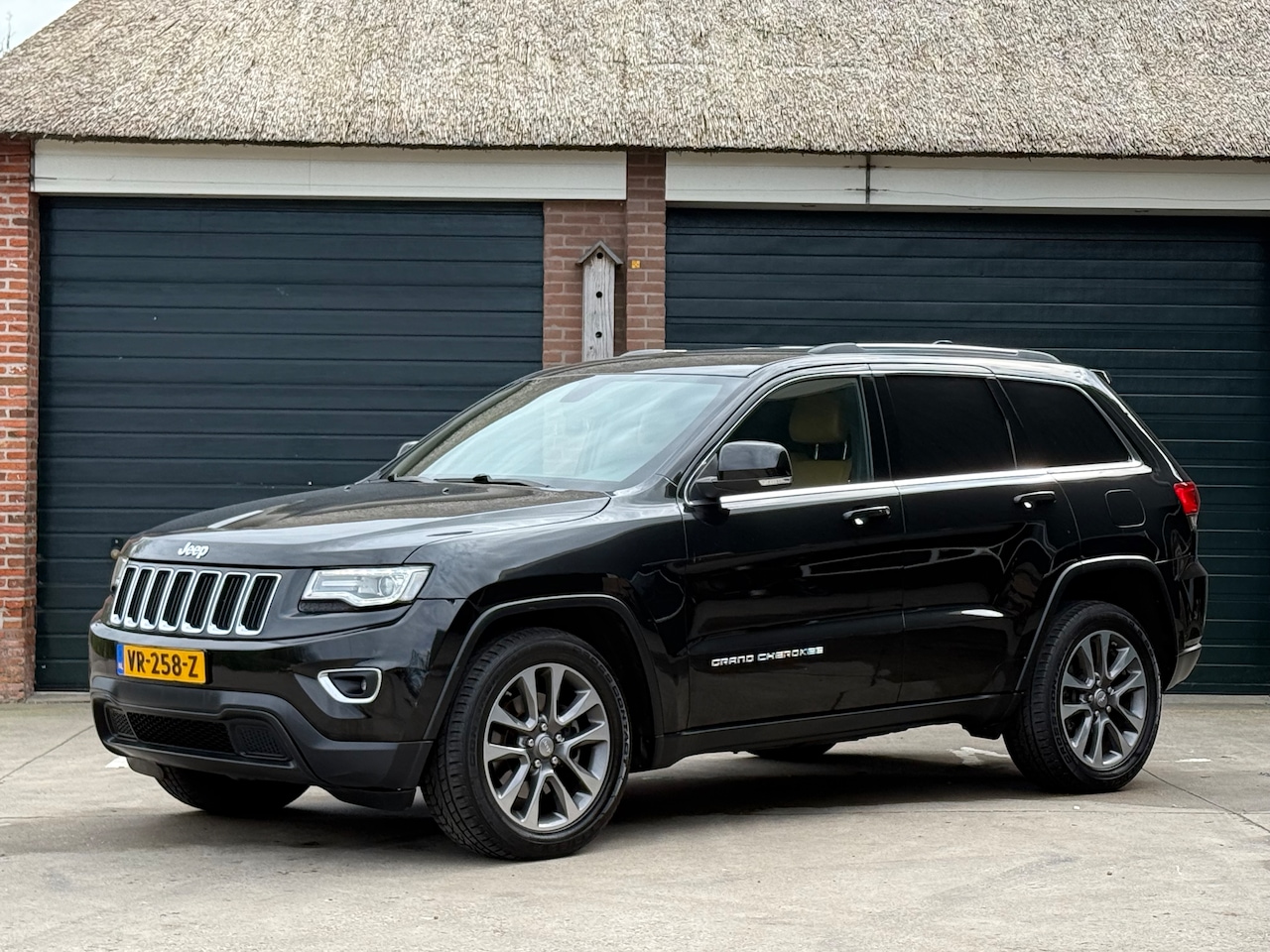 Jeep Grand Cherokee - 3.0 CRD Laredo 250 PK, Keyless|Leder|NAP, 3325 KG Trekgewicht! - AutoWereld.nl