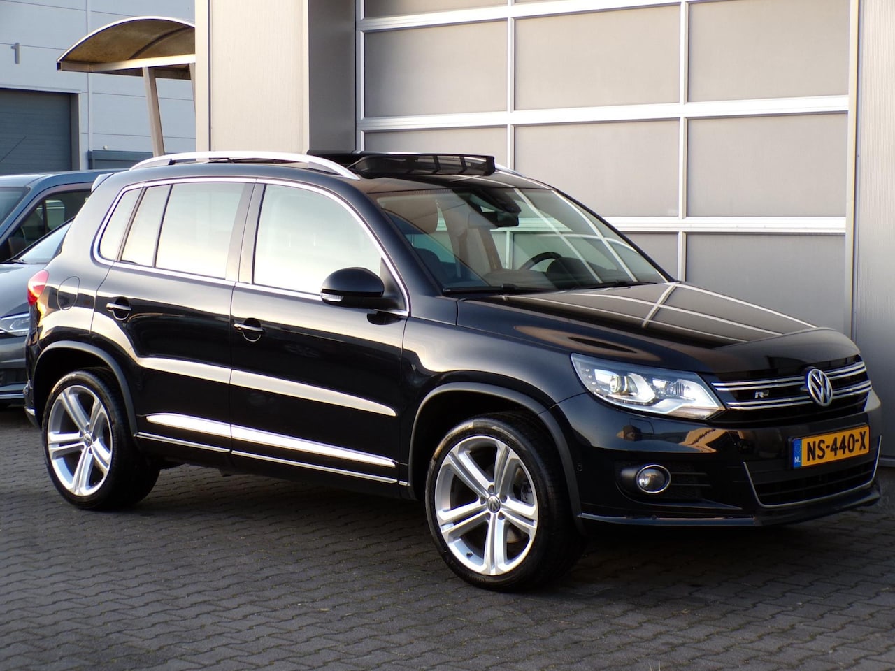 Volkswagen Tiguan - 2.0 TDI R-Line Edition 4Motion|Pano|Xenon - AutoWereld.nl