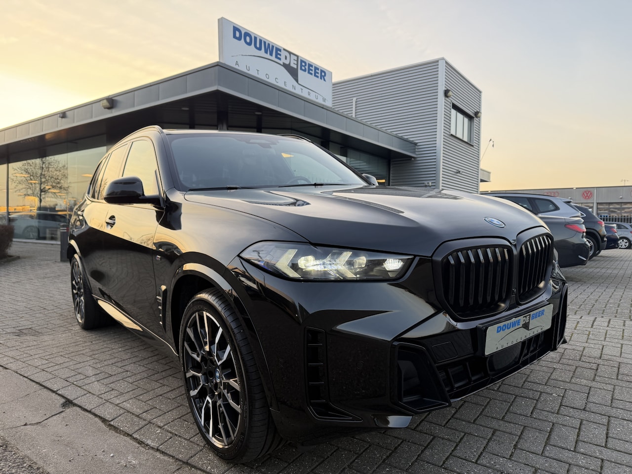 BMW X5 - xDrive50e M Sport Pro Skylounge | Massage | Iconic Glow | Soft Close | Carbon - AutoWereld.nl