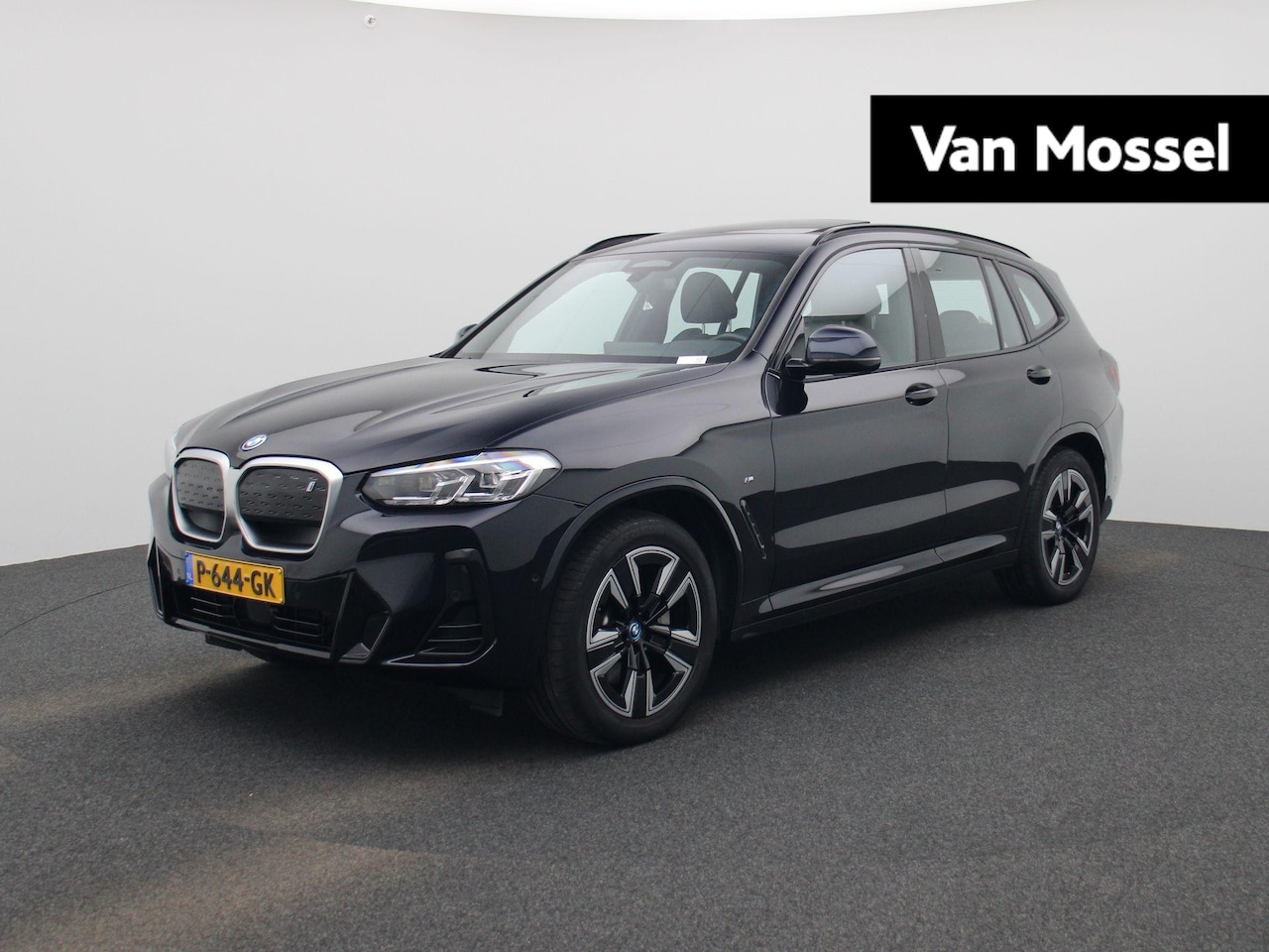 BMW iX3 - Executive 80 kWh M-SPORT | PANORAMA- SCHUIFDAK | NAVIGATIE | LEDEREN BEKLEDING | ACHTERUIR - AutoWereld.nl