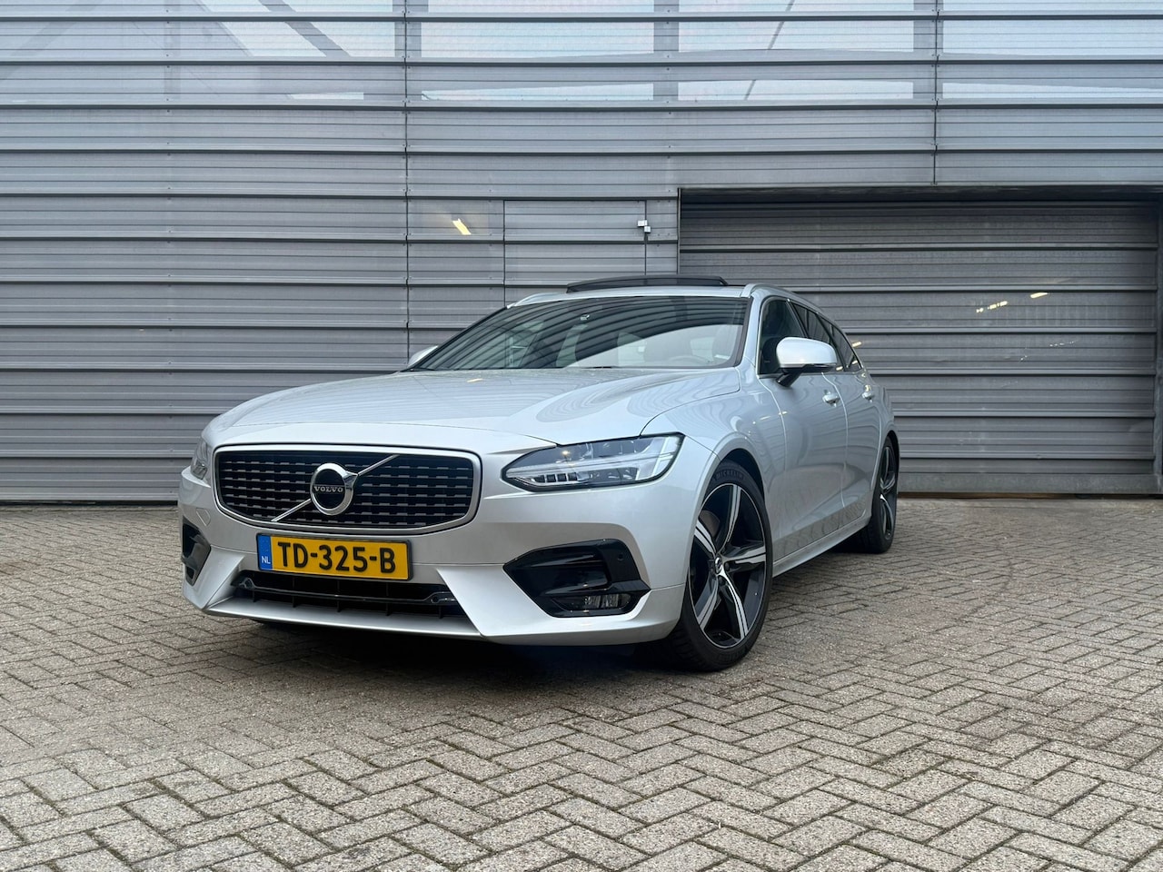 Volvo V90 - T4 190PK Business Sport | Panoramadak | HK Audio | Trekhaak | Geheugen | Head-up - AutoWereld.nl