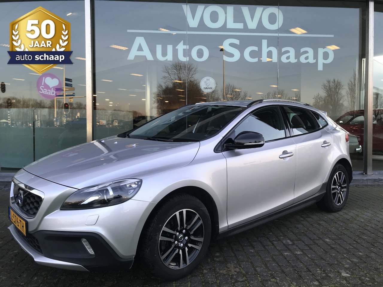 Volvo V40 Cross Country - 1.5 T3 Momentum Automaat | Rijklaar incl garantie | Meesturende xenon Vaste trekhaak Camer - AutoWereld.nl