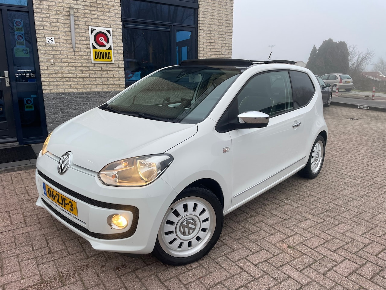 Volkswagen Up! - 1.0 high up! BlueMotion- schuifdak- nav-white - AutoWereld.nl