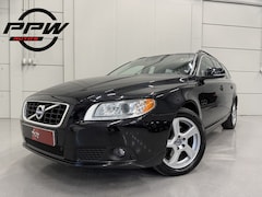 Volvo V70 - T4 Nordic+ aut. TREKHAAK/ZWART LEER/XENON/NAVI/ECC/CRUISE/STOELVERWARMING/DAKRAILS/PARKEER