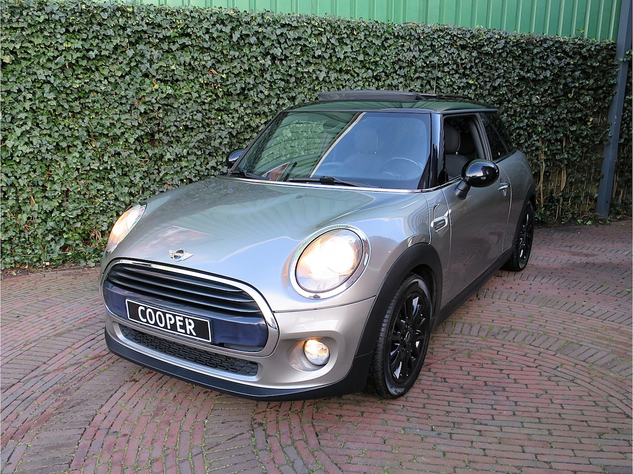 MINI Cooper - 1.5 Cooper Business F56 NL-auto, Pano.dak, navi, cruise en 16" - AutoWereld.nl