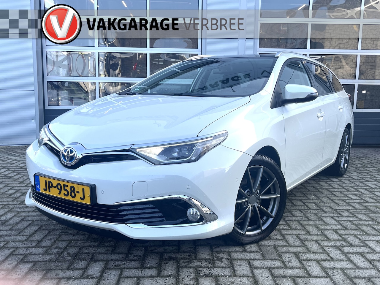 Toyota Auris Touring Sports - 1.8 Hybrid Lease pro | aantoonbaar compleet dealer onderhouden | Stoelverwarming | Achteru - AutoWereld.nl