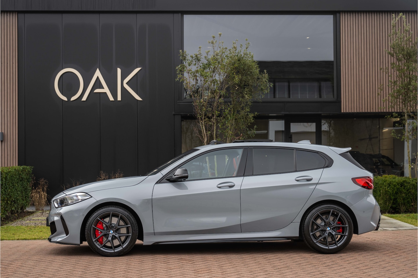 BMW 1-serie - M135i xDrive | Live Cockpit | Panorama | Schaalstoelen | Memory | H&K | Camera | 18"LM | B - AutoWereld.nl