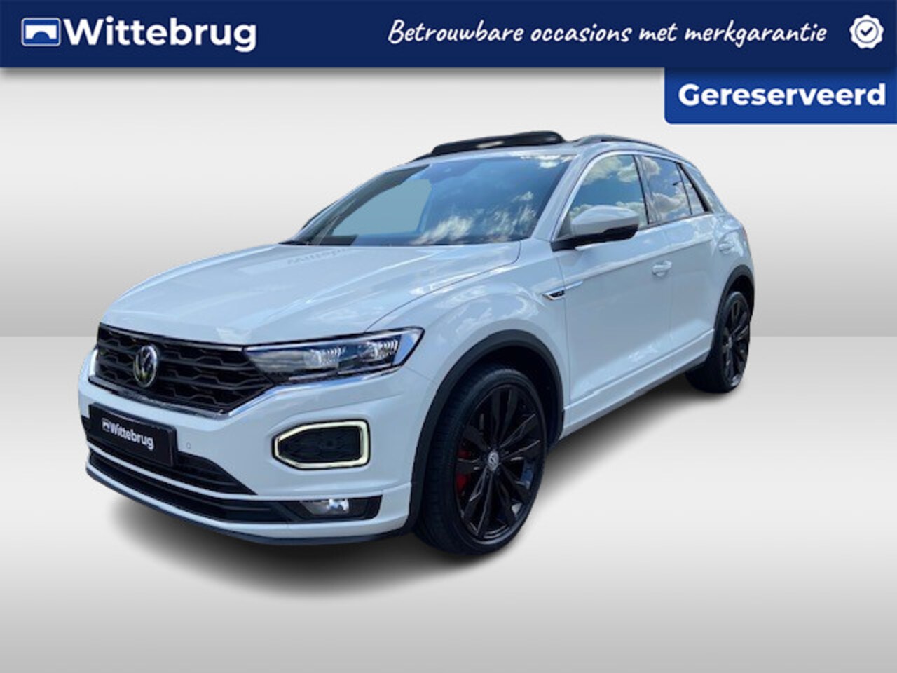 Volkswagen T-Roc - 1.5 TSI 150pk DSG R-Line / Panoramadak / Virtual Cockpit / 2x R-Line / 19" LMV / Trekhaak - AutoWereld.nl