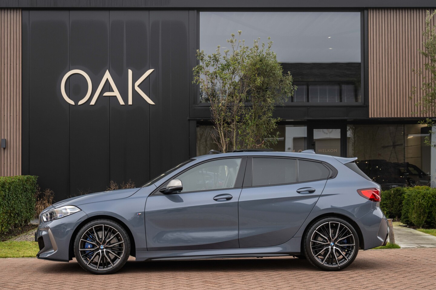 BMW 1-serie - M135i xDrive | Live Cockpit | Panorama | Schaalstoelen | Memory | H&K | Head-Up | 19"LM | - AutoWereld.nl