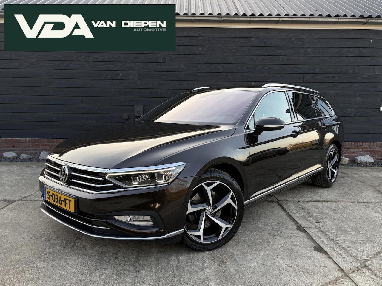 Volkswagen Passat Variant - 1.5 TSI Elegance Business R - R-Line l ACC l Trekhaak l Massage l Camera - AutoWereld.nl