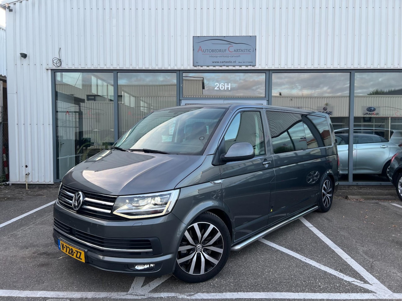 Volkswagen Transporter - 2.0 TDI L2H1 DC Highline DSG | ACC | SCHUIFDAK | NAVI \ LEER | STOELVERWARMING | CAMERA | - AutoWereld.nl