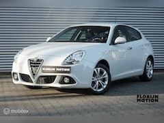 Alfa Romeo Giulietta - 1.4 T Distinctive Lusso | Led | DAB | PDC | Automaat | All Season | Navi