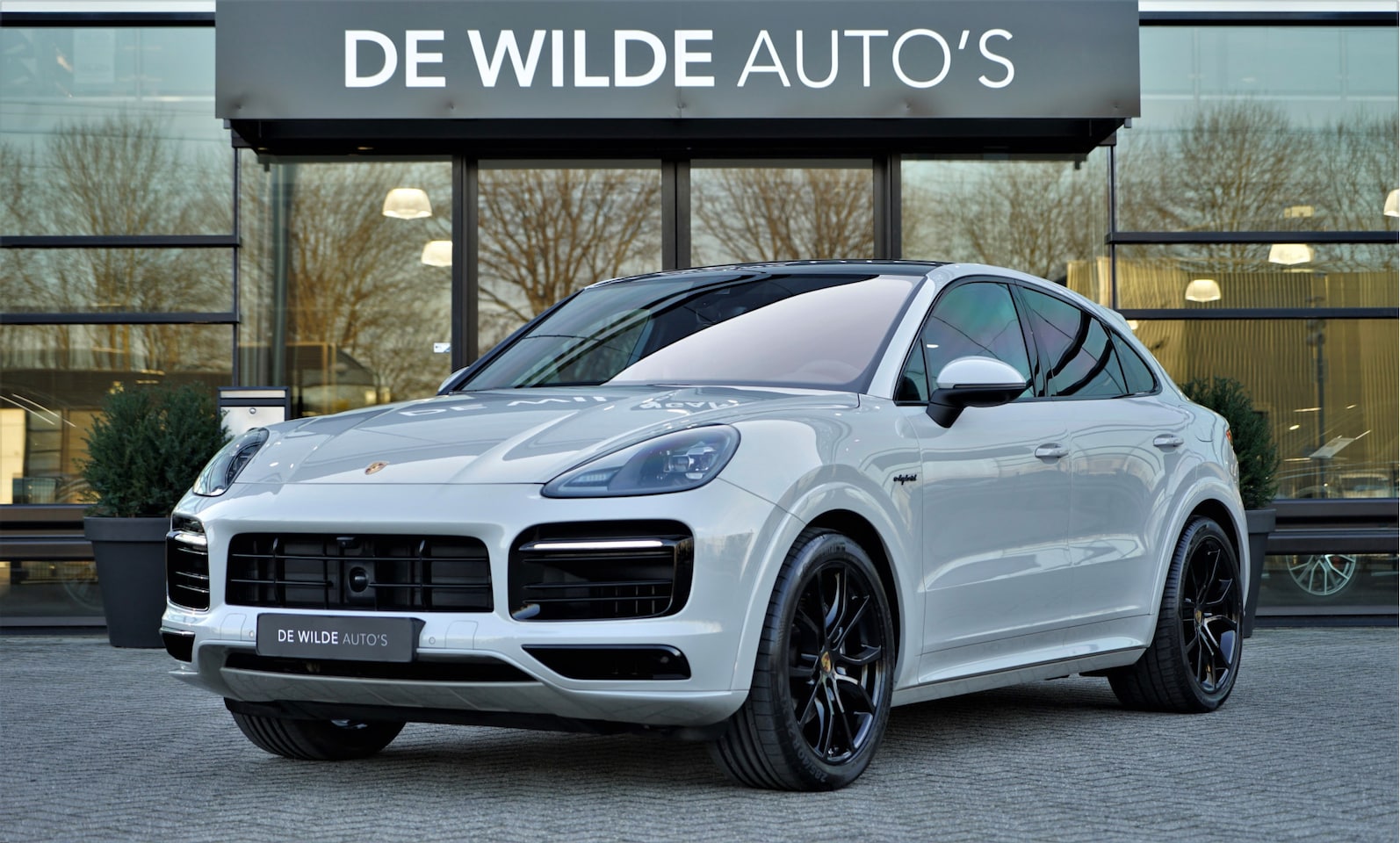 Porsche Cayenne Coupé - 3.0 E-Hybrid SportDesign 462pk Krijt Pano Trekhaak PPF Keyless Bose ACC 360-camera - AutoWereld.nl