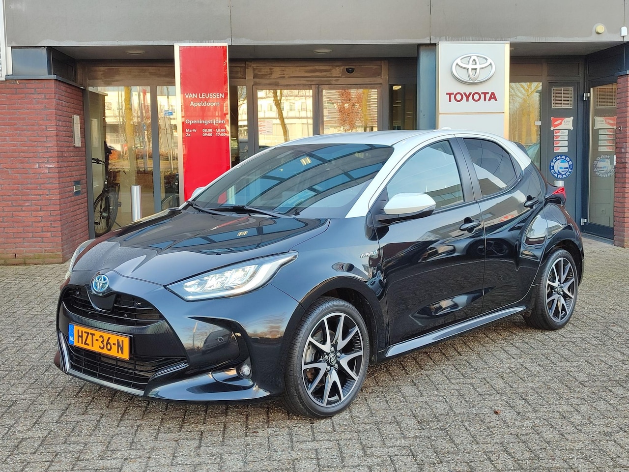 Toyota Yaris - 1.5 Hybrid EXECUTIVE BI-TONE HEAD-UP STOELVERW BLIND SPOT 17'' LM-VELGEN PARK-SENSOREN NAV - AutoWereld.nl