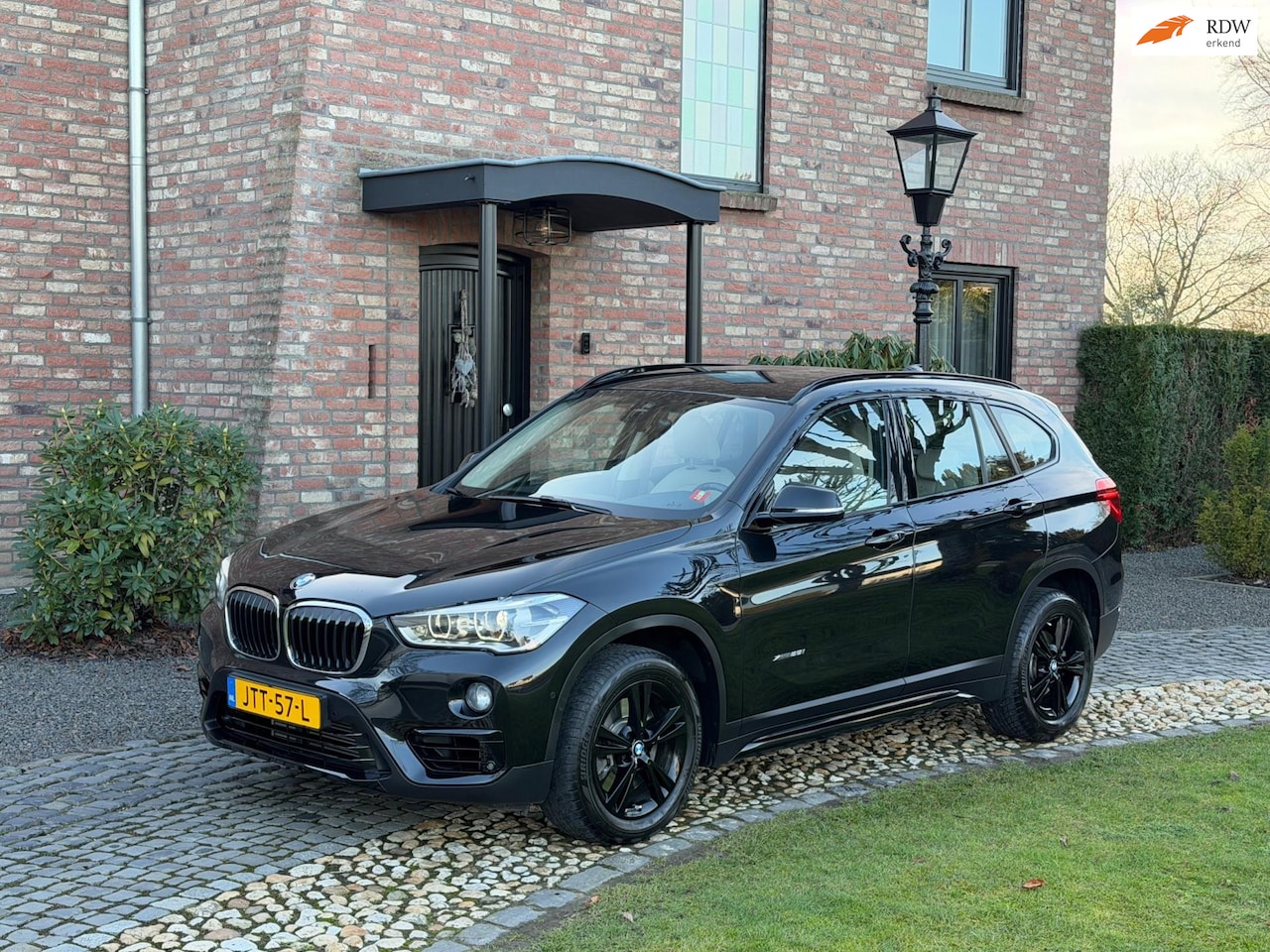 BMW X1 - XDrive25i High Executive AUT Leder 25000!! - AutoWereld.nl