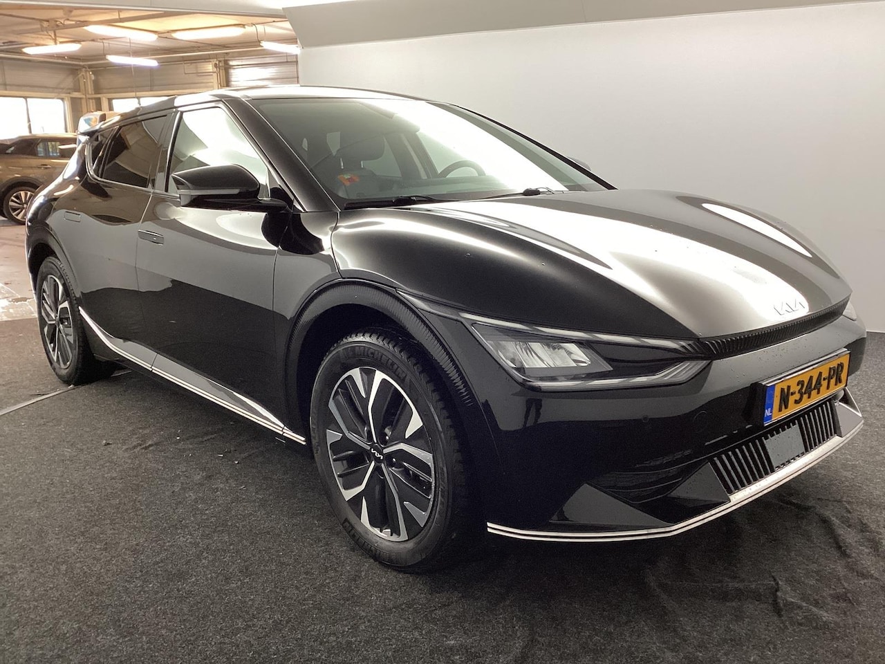 Kia EV6 - PLUS 77.4KWH TREKHAAK/LEER/NAV/ACARPLAY/LED/FABRIEKSGARANTIE - AutoWereld.nl