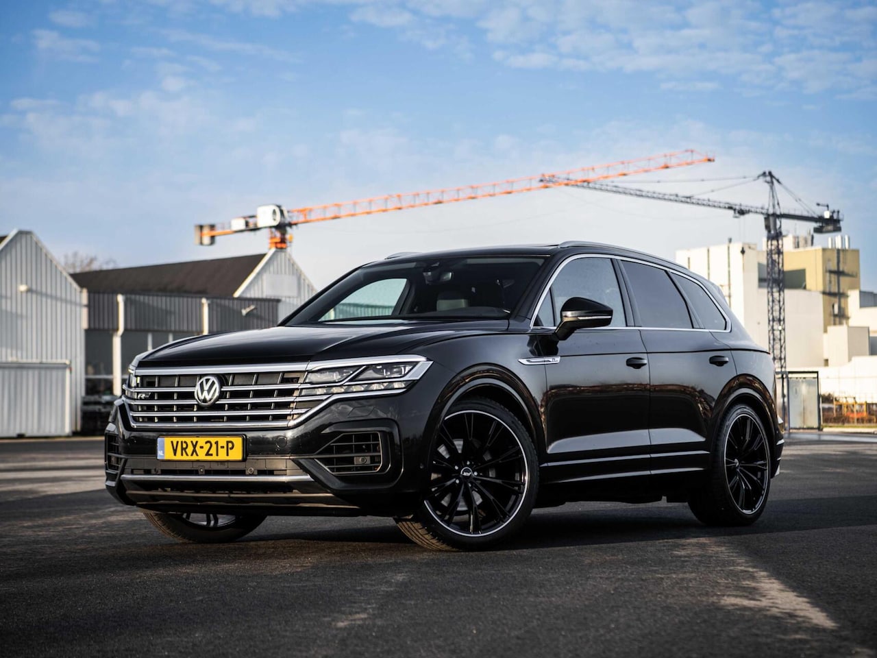 Volkswagen Touareg - 3.0 TDI 286PK R-Line Grijs Kenteken Pano 22'' ABT ACC Matrix Virtual Dynaudio CarPlay Stan - AutoWereld.nl