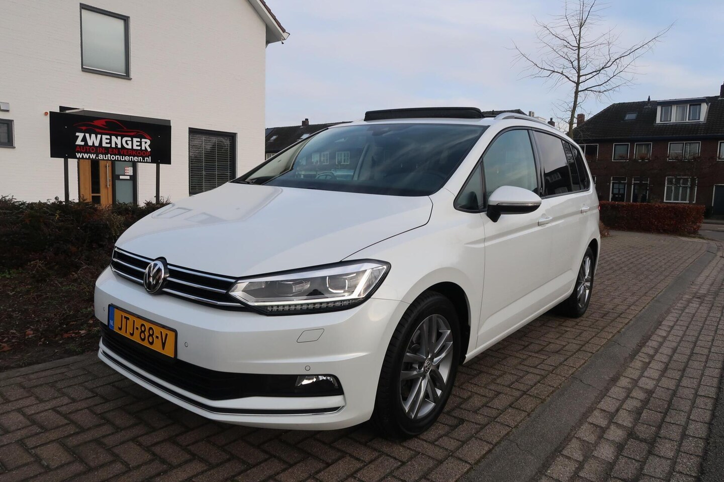 Volkswagen Touran - 1.4 TSI 7PERSOONS|PANORAMADAK|TREKHAAK|CARPLAY|NAVIGATIE|LED|GOED ONDERHOUDEN - AutoWereld.nl