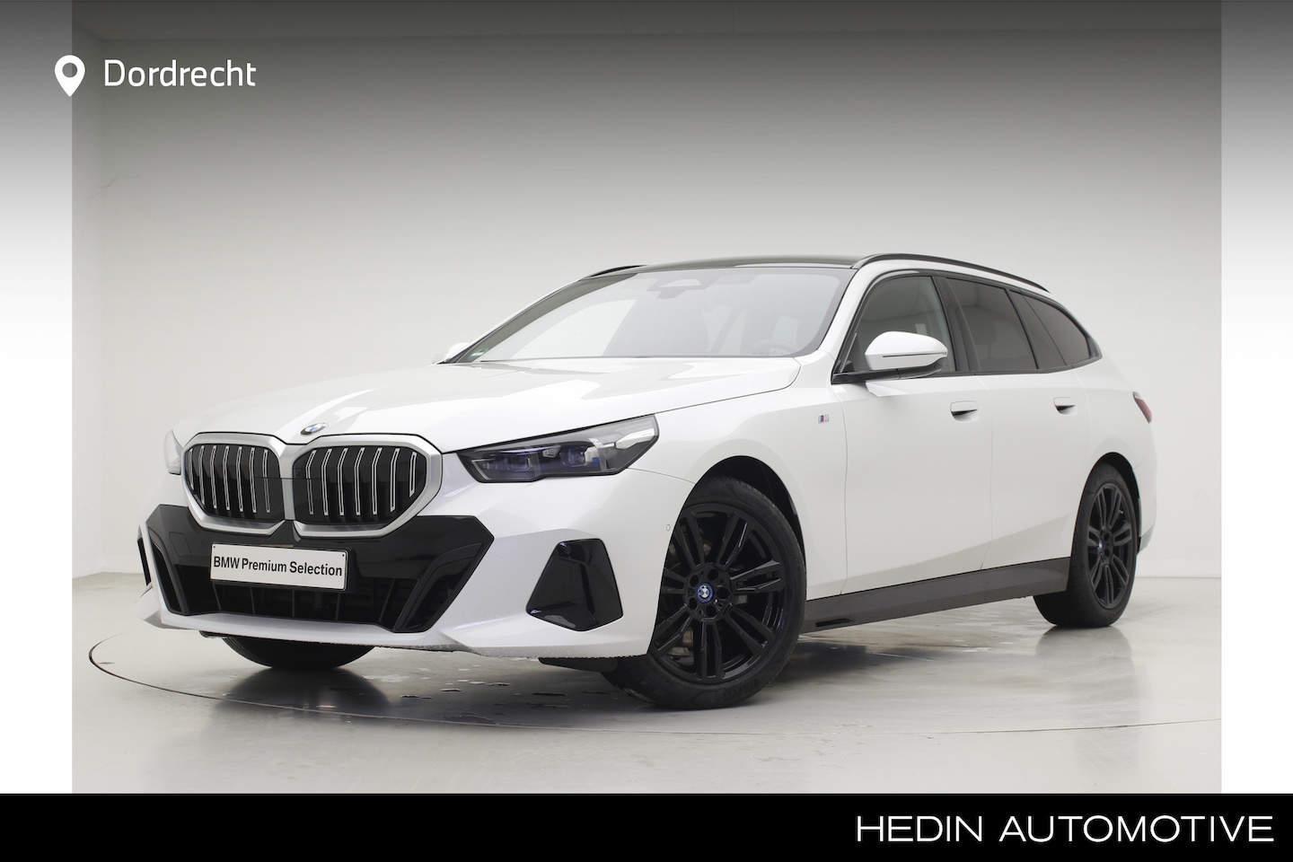 BMW 5-serie Touring - 520i M-Sport | Driving Assistant Plus | Harman Kardon | Panorama | Standkachel | Trekhaak - AutoWereld.nl