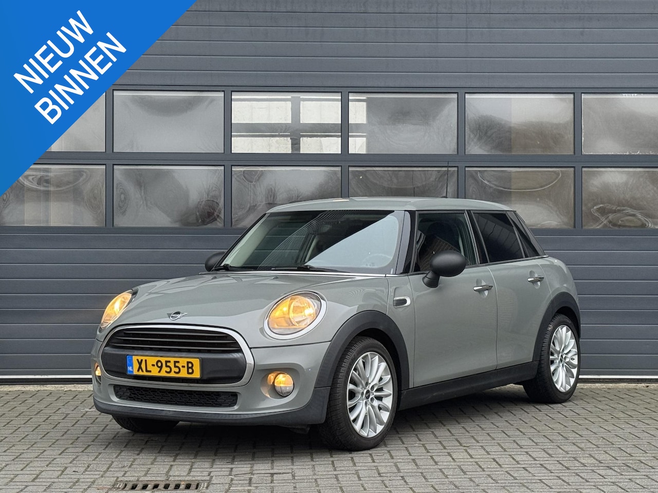 MINI Cooper - 1.5 ONE FIRST SALT I 5-DEURS I AIRCONDITIONING I NAVIGATIE I PARKEERSENSOREN - AutoWereld.nl