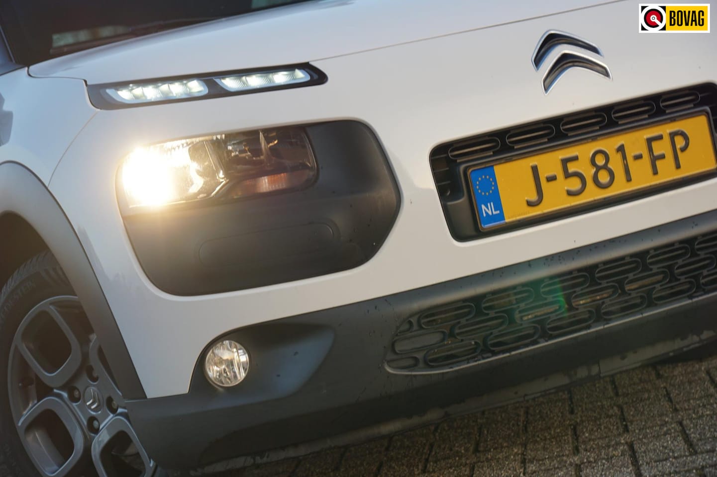 Citroën C4 Cactus - 1.2 PureTech Shine AUTOMAAT | Natural White | Camera/Navi/Cruise/PDC - Keurig! - AutoWereld.nl
