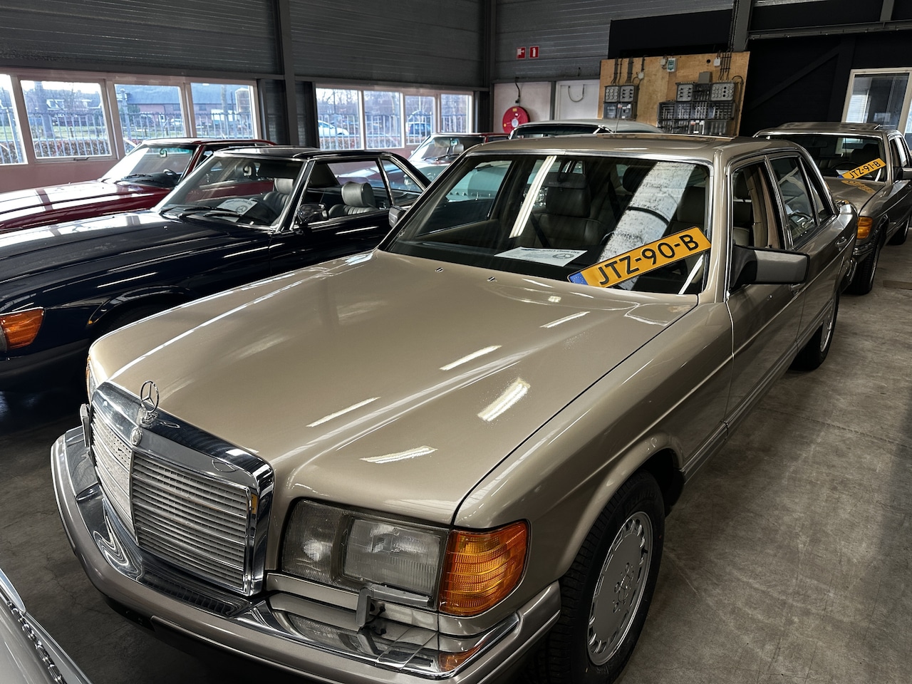MERCEDES-BENZ 560 SEL