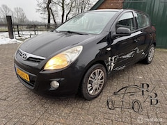 Hyundai i20 - 1.4i DynamicVersion AC SCHADE LINKS HANDELSPRIJS