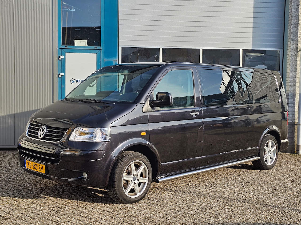 Volkswagen Transporter - 2.5 TDI 340 Trendline DC 2.5TDI - 174PK - Automaat- Rolstoel inrichting + Aangepaste besturing! - AutoWereld.nl
