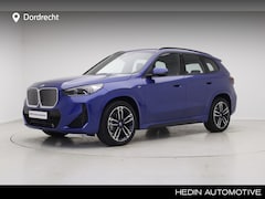 BMW iX1 - eDrive20 67 kWh M-Sport | Panorama | 19" | Trekhaak | Premium Pack