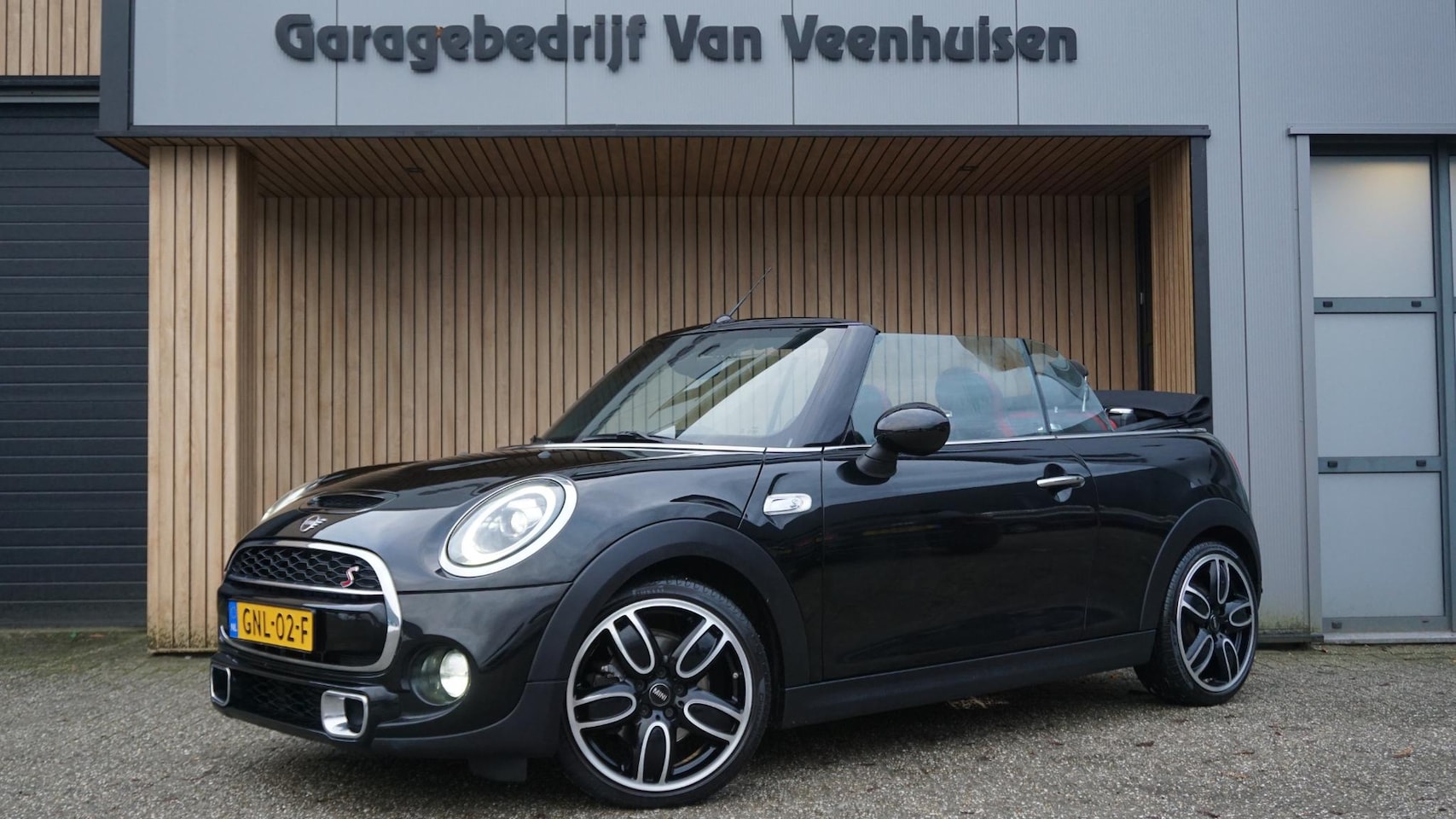 MINI Cabrio - Cooper S 2.0 192pk Automaat *John Cooper Works Pack* 18inch LM Keyless LED Leder/Alcantara - AutoWereld.nl