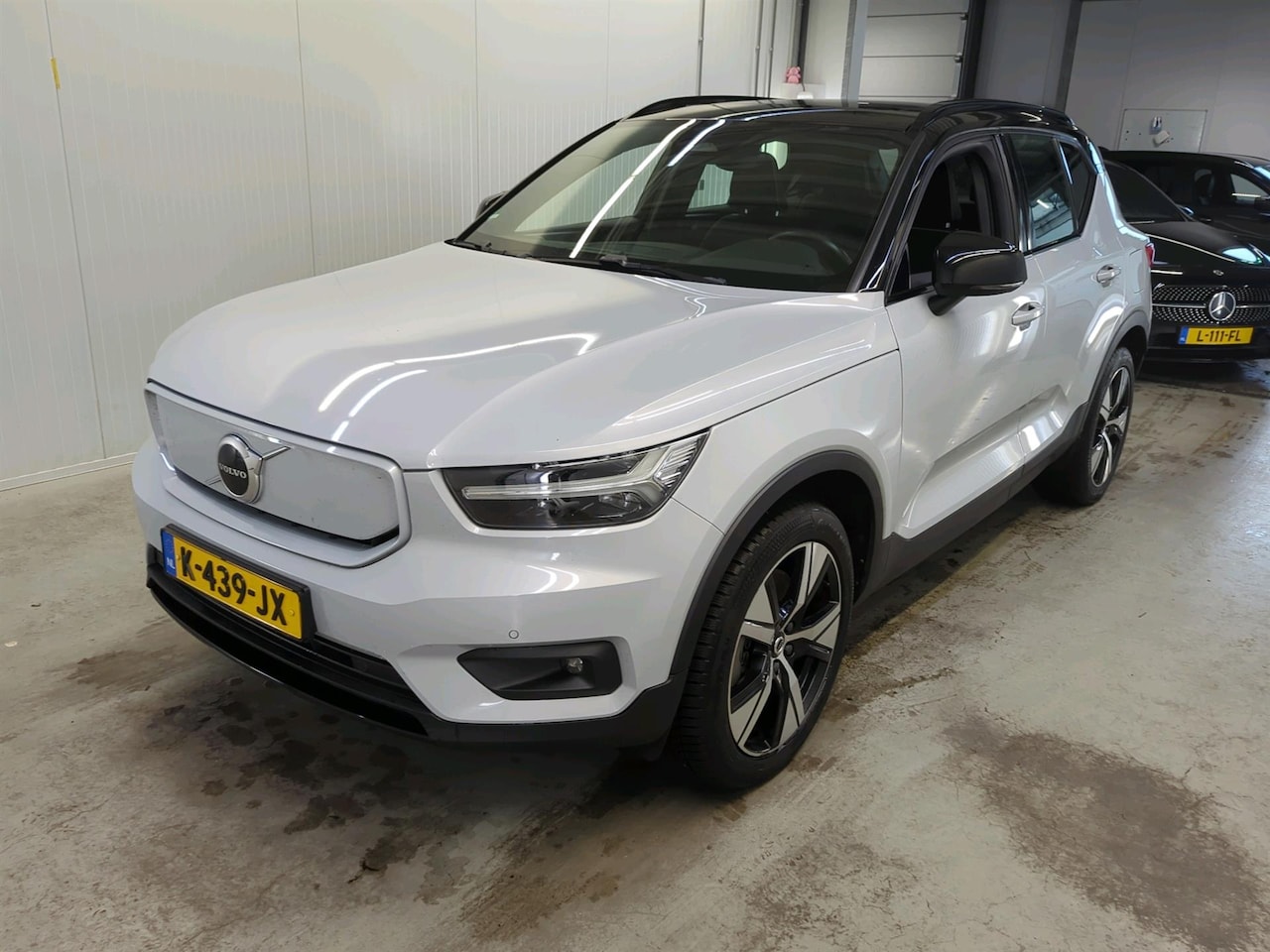 Volvo XC40 - P8 78KWH RECHARGE AWD R-DESIGN TREKHAAK/ACARPLAY/HLEER/FABRIEKSGARANTIE - AutoWereld.nl