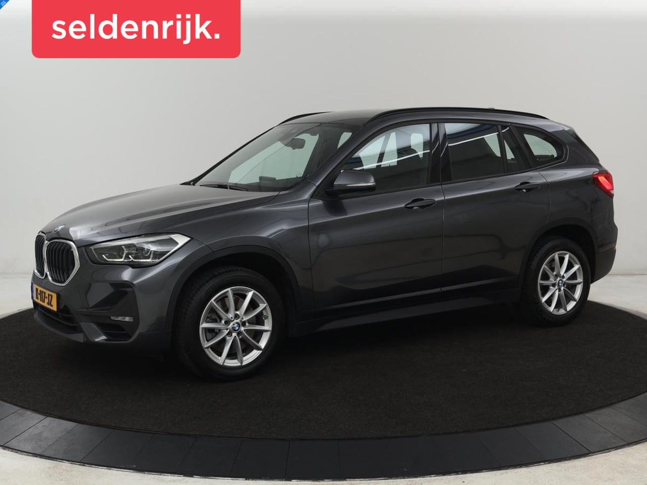 BMW X1 - sDrive20i Executive | Sportstoelen | Head-Up | Full LED | Navigatie | DAB | Climate contro - AutoWereld.nl
