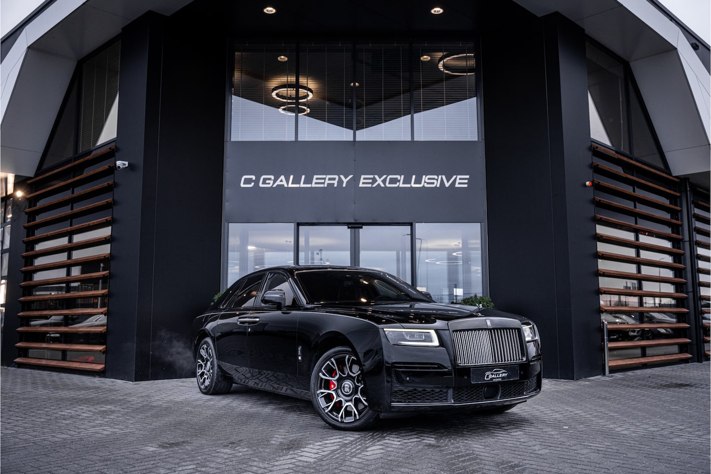 Rolls-Royce Ghost - 6.75 V12 - Black Badge | Sterrenhemel | Bespoke Audio | Stoelkoeling & Massage - AutoWereld.nl