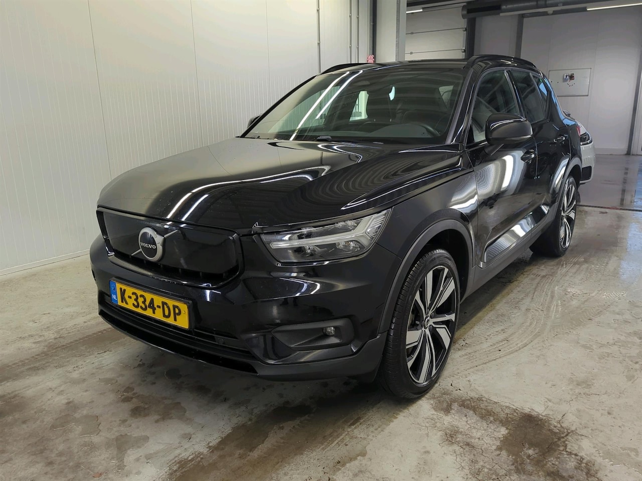 Volvo XC40 - P8 78KWH RECHARGE AWD R-DESIGN TREKHAAK/ACARPLAY/HLEER/FABRIEKSGARANTIE - AutoWereld.nl